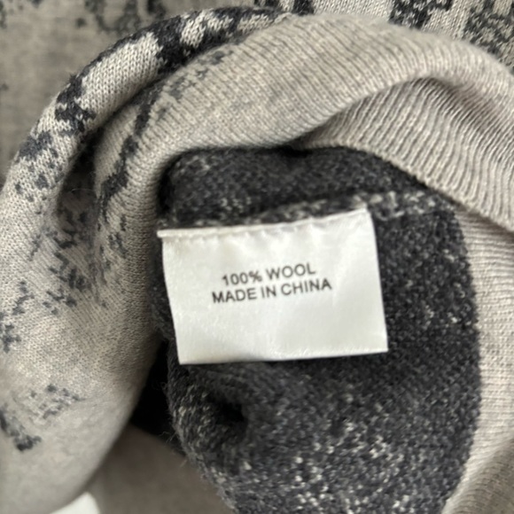 Pam and Gela Women's Size P Gray 100% Wool Crewneck Printed Sweater - Picture 2 of 4